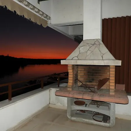 Apartment Moenia Milna (Brac)