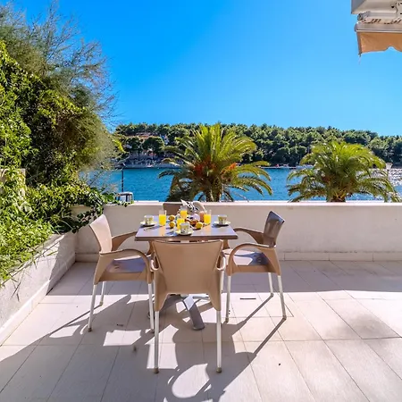 Apartment Moenia Milna (Brac)